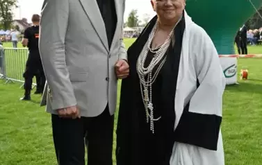 widzimy pana i panią na tle balonu Banku SGB
