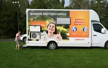widzimy busa reklamującego badanie gęstości kości