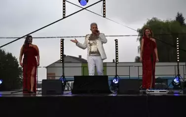 widzimy pana oraz dwie panie śpiewające na scenie