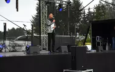 widzimy pana stojącego z mikrofonem w ręce 
