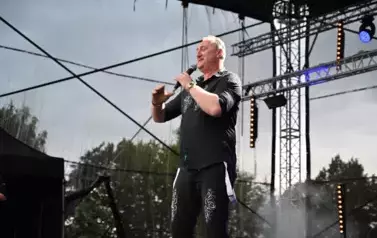 widzimy pana śpiewającego do mikrofonu 