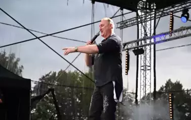 widzimy pana śpiewającego do mikrofonu 