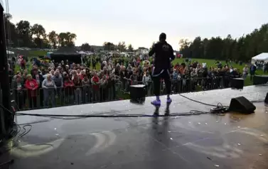 widzimy pana śpiewającego na scenie