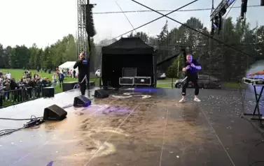 widzimy dw&oacute;ch pan&oacute;w stojących na scenie