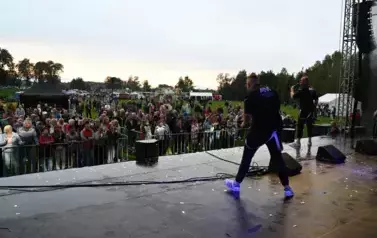 widzimy dużą grupę os&oacute;b słuchającą koncertu