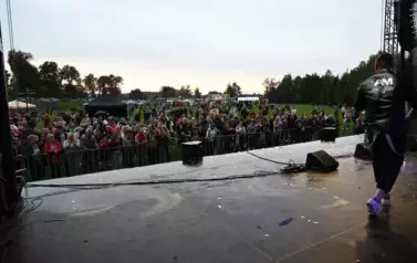 widzimy dużą grupę os&oacute;b słuchającą koncertu