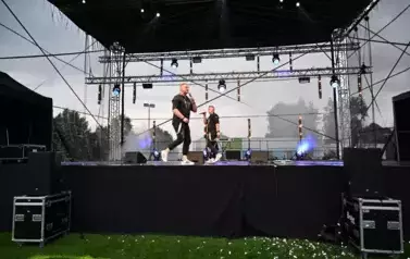 widzimy dw&oacute;ch pan&oacute;w śpiewających na scenie