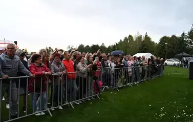 widzimy dużą grupę os&oacute;b słuchającą koncertu