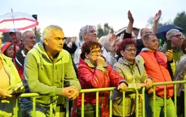 widzimy dużą grupę os&oacute;b słuchającą koncertu