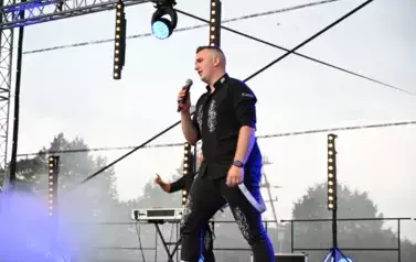 widzimy pana śpiewającego na scenie