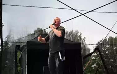 widzimy pana śpiewającego na scenie