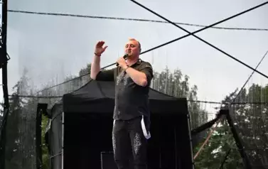 widzimy pana śpiewającego na scenie