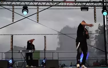 widzimy pana machającego ręką