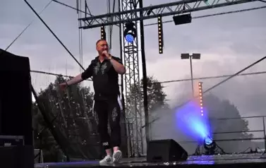 widzimy pana śpiewającego na scenie