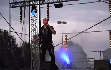 widzimy pana śpiewającego na scenie