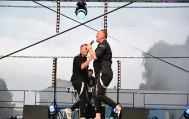 widzimy dw&oacute;ch pan&oacute;w śpiewających na scenie