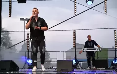 widzimy pana, kt&oacute;ry śpiewa oraz drugiego pana w tle