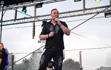 widzimy pana, kt&oacute;ry śpiewa 