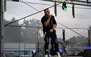widzimy pana, kt&oacute;ry śpiewa