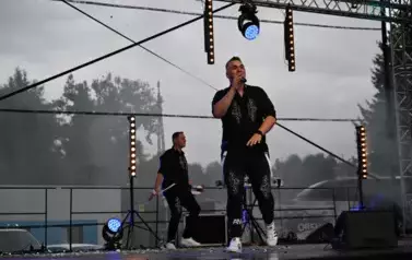 widzimy pana, kt&oacute;ry śpiewa