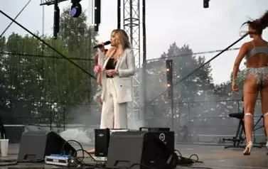 widzimy panią, kt&oacute;ra śpiewa oraz panią, kt&oacute;ra tańczy