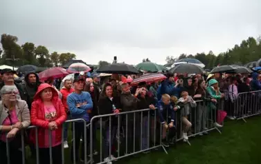 widzimy dużą grupę os&oacute;b słuchającą koncertu