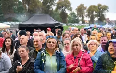 widzimy dużą grupę os&oacute;b słuchającą koncertu