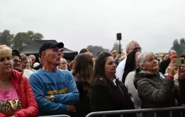 widzimy dużą grupę os&oacute;b słuchającą koncertu