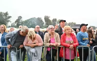 widzimy dużą grupę os&oacute;b słuchającą koncertu