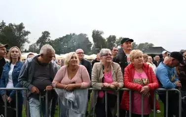 widzimy dużą grupę os&oacute;b słuchającą koncertu