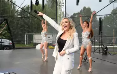 widzimy trzy panie tańczące na scenie