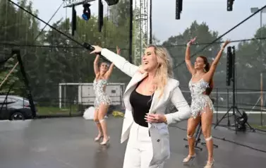 widzimy trzy panie tańczące na scenie