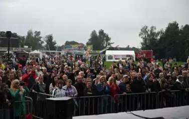widzimy dużą grupę os&oacute;b słuchającą koncertu