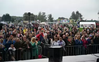 widzimy dużą grupę os&oacute;b słuchającą koncertu