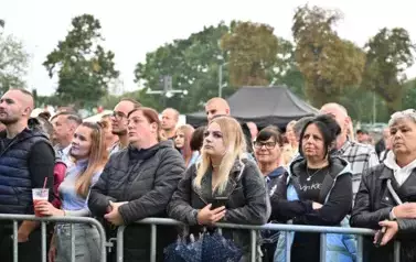 widzimy dużą grupę os&oacute;b słuchającą koncertu
