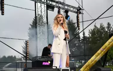 widzimy panią śpiewającą na scenie 