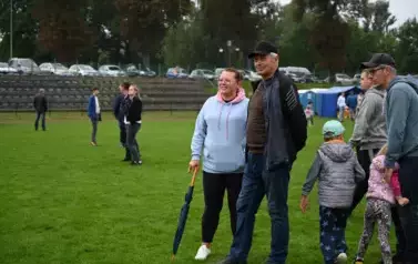 widzimy na stadionie pana i panią a w tle widzimy inne osoby 