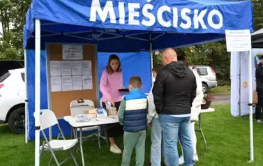 widzimy stoisko Gminy Mieścisko oraz podchodzące do niego osoby
