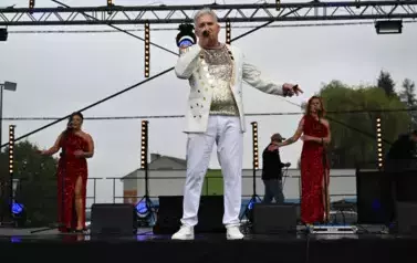 widzimy pana oraz dwie panie śpiewające na scenie
