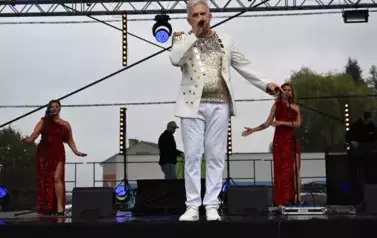 widzimy pana oraz dwie panie śpiewające na scenie