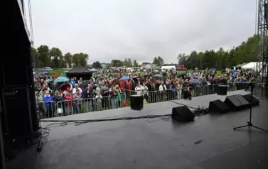 widzimy dużą grupę os&oacute;b słuchającą koncertu