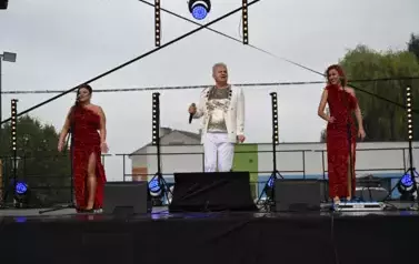widzimy pana oraz dwie panie śpiewające na scenie