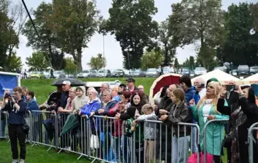 widzimy dużą grupę os&oacute;b słuchającą koncertu