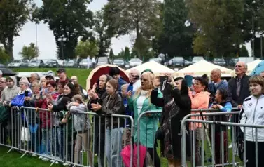 widzimy dużą grupę os&oacute;b słuchającą koncertu