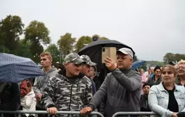 widzimy dużą grupę os&oacute;b słuchającą koncertu