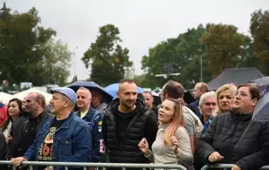 widzimy dużą grupę os&oacute;b słuchającą koncertu