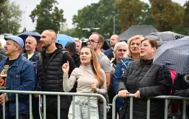 widzimy dużą grupę os&oacute;b słuchającą koncertu