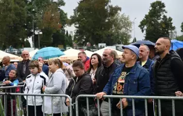 widzimy dużą grupę os&oacute;b słuchającą koncertu