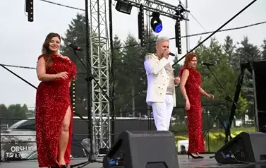 widzimy pana oraz dwie panie śpiewające na scenie