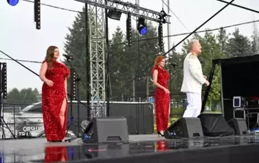 widzimy pana oraz dwie panie śpiewające na scenie